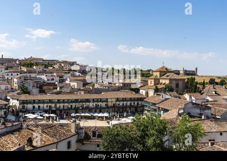 Chinchon, Espagne, 26 juin 2021 : vue aérienne du centre de Chinchon avec Plaza Mayor, maisons typiques avec balcons en bois et toits de tuiles. Journée ensoleillée de su Banque D'Images