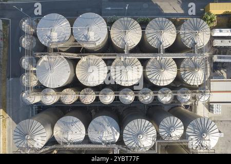 Documentation photographique aérienne de quelques silos industriels Banque D'Images