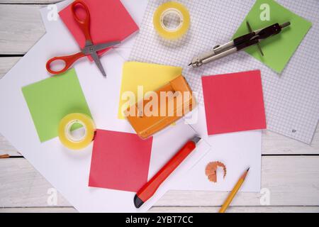 Présentations de divers accessoires essentiels pour l'école moderne Banque D'Images