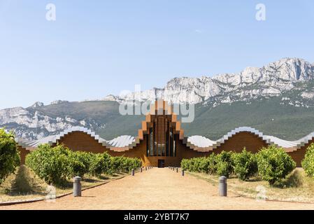 LaGuardia, Espagne, 6 août 2020 : domaine viticole Ysios à Alava, pays Basque. Le bâtiment futuriste a été conçu par le célèbre architecte Santiago Calatrava, E. Banque D'Images