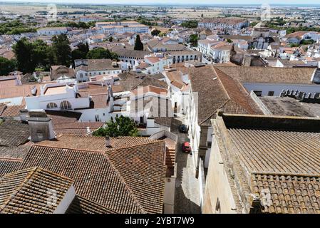 Paysage urbain d'Evora avec des maisons typiques peintes en blanc et des toits en tuiles de céramique. Alentejo, Portugal, Europe Banque D'Images