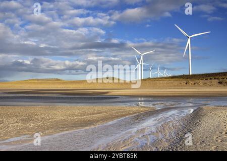 Les moulins à vent sur la Maasvlakte 2 vu de la Maasvlakte beach Banque D'Images