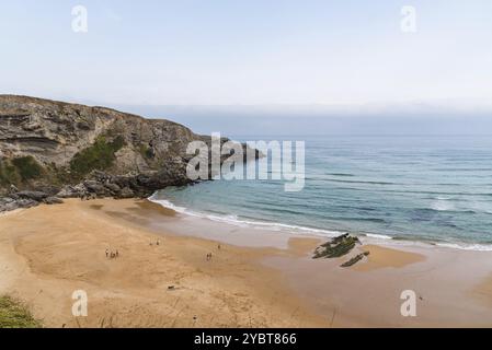 Plage d'Antuerta à Ajo, Trasmiera, Cantabrie, Espagne. C'est une plage entourée de falaises et très populaire pour les surfeurs Banque D'Images