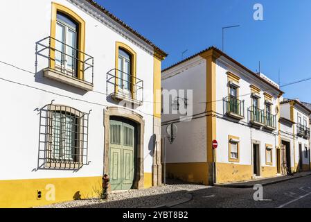 Paysage urbain d'Evora avec des maisons typiques peintes en blanc et jaune. Alentejo, Portugal, Europe Banque D'Images