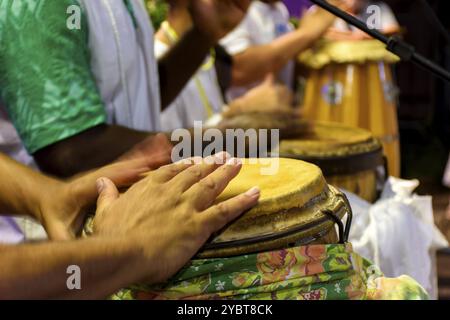 Tambours appelés atabaque au Brésil se joue au cours d'une cérémonie typique d'Umbanda, une religion afro-brésilienne où ils sont les principaux instruments Banque D'Images