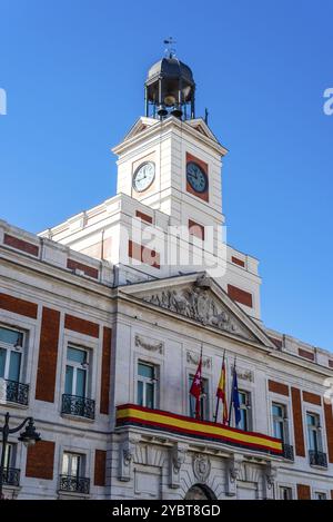 Place Puerta del sol dans le centre de Madrid. Tour de l'horloge de la Maison Royale de la poste Banque D'Images
