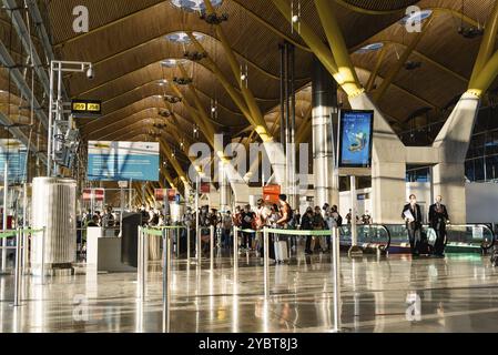 Madrid, Espagne, 2 août 2021 : Aéroport de Barajas. Borne T4. L'aéroport international Madrid-Barajas Adolfo Suarez est le principal aéroport de la capitale. Po Banque D'Images