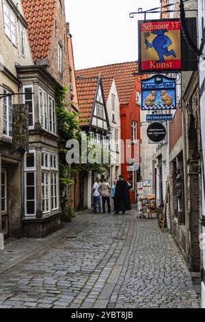 Brême, Allemagne, 5 août 2019 : rue pittoresque dans le quartier historique de Schnoorviertel, un quartier du centre médiéval, en Europe Banque D'Images