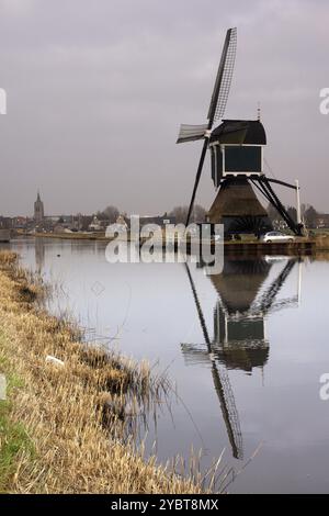 Moulin à vent les Gelkenesmolen Ammersche Boezem le long du canal près de la Dutch village Groot-Ammers Banque D'Images