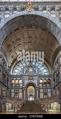 Célèbre vieille horloge sur la façade de l'ancienne belle gare d'Anvers Banque D'Images
