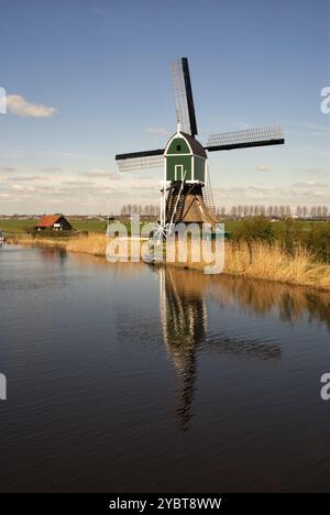 Moulin à vent l'Achterlandse Molen près de Groot-Ammers dans la région néerlandaise d'Alblasserwaard Banque D'Images