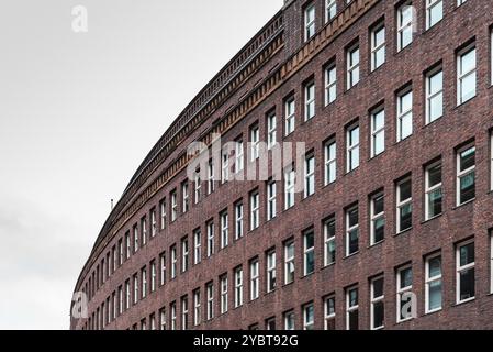 Ancien bâtiment résidentiel avec façade en briques rouges à Hambourg Banque D'Images