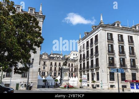 Santander, Espagne, 14 août 2022 : paysage urbain de la vieille ville une journée ensoleillée d'été. Plaza Porticada, Europe Banque D'Images