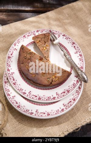 Présentation d'un gâteau de farine de châtaignier avec des branches de romarin Banque D'Images