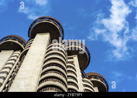 Madrid, Espagne, 12 juin 2020 : bâtiment Torres Blancas. Gratte-ciel résidentiel emblématique en béton conçu par l'architecte Oiza, Europe Banque D'Images