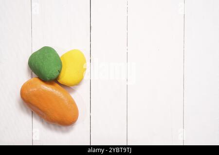 Série de pierres de marbre blanc coloré avec différentes couleurs Banque D'Images