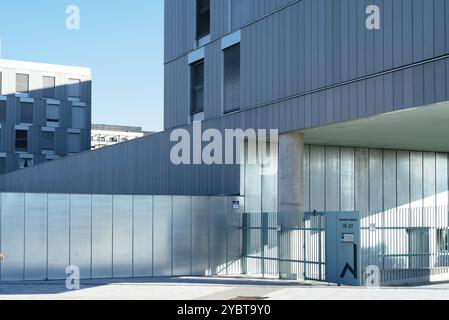 Madrid, Espagne, 6 juin 2020 : nouvel extérieur d'immeuble moderne. Bâtiment avec façade ventilée dans le quartier de Valdebebas, Europe Banque D'Images