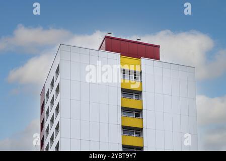 Bâtiments résidentiels de l'ère soviétique dans l'est de Berlin. Façade de rénovation d'isolation thermique Banque D'Images