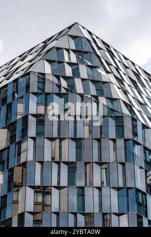 Madrid, Espagne, 7 mars 2021 : nouvel immeuble de bureaux au Paseo de la Castellana dans le centre de Madrid. Technologie, affaires et finance, Europe Banque D'Images