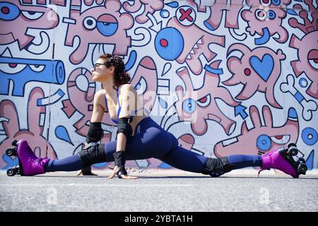 Photo du moment où une fille fait de la gymnastique avec des patins à roulettes Banque D'Images