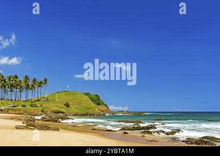 Christs colline entourée par la plage, la mer et les rochers à Barra plage dans le centre de Salvador à Bahia Banque D'Images