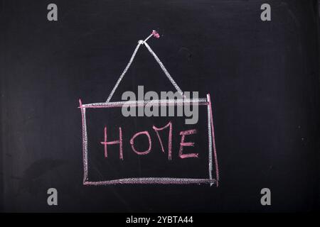 Soumission de la maison écrite, avec la craie sur le tableau noir Banque D'Images