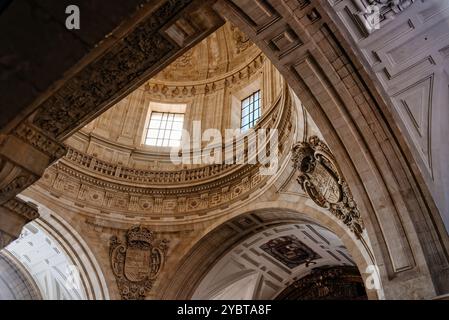 Salamanque, Espagne, 14 janvier 2022 : la vraie Clerécie de San Marcos ou le clergé. Vue intérieure de l'église. Bâtiment de l'ancien Collège royal o Banque D'Images