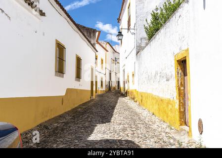 Paysage urbain d'Evora avec rue étroite avec des maisons typiques peintes en blanc. Alentejo, Portugal, Europe Banque D'Images