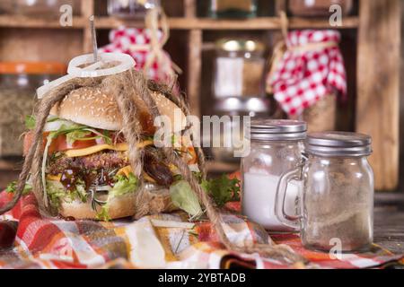 Présentation d'un sandwich farci de légumes et de boeuf Banque D'Images