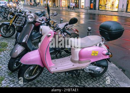 Berlin, Allemagne, 29 juillet 2019 : scooters garés dans la rue à Berlin. L'un d'eux est rose avec un look rétro, Europe Banque D'Images