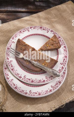 Présentation d'un gâteau de farine de châtaignier avec des branches de romarin Banque D'Images