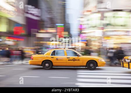 Image panoramique d'un taxi jaune à Times Square, New York. New York. ÉTATS-UNIS Banque D'Images