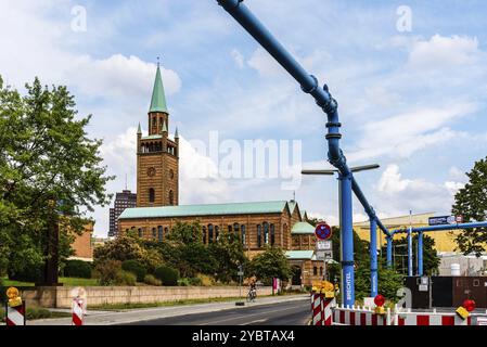 Berlin, Allemagne, le 28 juillet 2019 : vue de l'église de la personne Matthaus encadrée par une canalisation d'eau dans la rue, Europe Banque D'Images