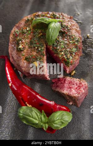 Hamburger de bœuf avec basilic et sauce au piment Banque D'Images