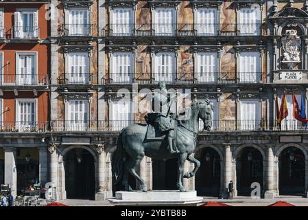 Madrid, Espagne, 18 avril 2021 : Statue équestre du roi Philippe III d'Espagne sur la Plaza Mayor, dans le centre de Madrid. C'est l'une des principales attractions Banque D'Images