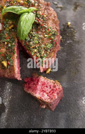 Hamburger de bœuf avec basilic et sauce au piment Banque D'Images