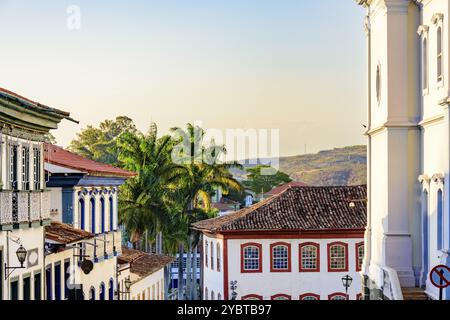 Centre historique de la ville de Diamantina avec ses maisons de style colonial, colline et palmiers Banque D'Images