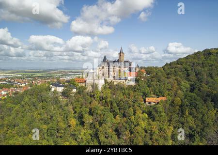 Vue aérienne du célèbre château de Wernigerode, dans une belle lumière dorée du soir, Saxe-Anhalt, Allemagne, Europe Banque D'Images