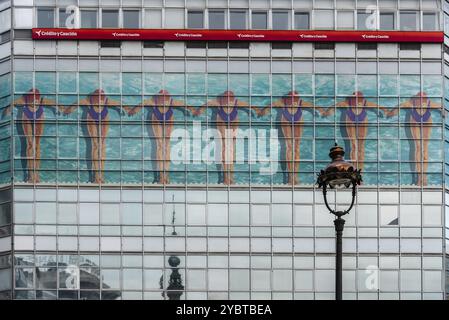 Corogne, Espagne, 20 juillet 2020 : vue de la façade colorée du magasin Mango, Europe Banque D'Images