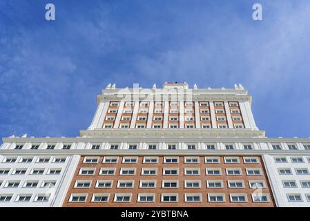 Madrid, Espagne, 18 octobre 2020 : vue en bas angle du gratte-ciel Riu Plaza Espana Hotel sur le ciel bleu, Europe Banque D'Images