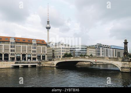 Berlin, Allemagne, 30 juillet 2019 : paysage urbain de Berlin depuis l'île aux musées avec la rivière Spree et la tour de télécommunication sur fond contre le ciel, Europe Banque D'Images