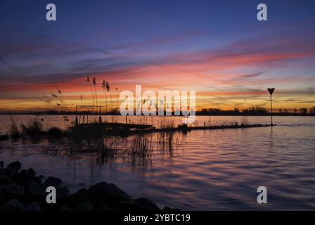 Lever de soleil spectaculaire au-dessus de la rivière Merwede près de Boven-Hardinxveld dans la région de l'Alblasserwaard néerlandais Banque D'Images