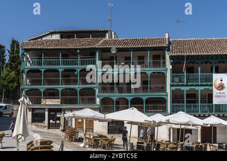 Chinchon, Espagne, 26 juin 2021 : Plaza Mayor de Chinchon avec terrasses de restaurants typiques. Place centrale de la ville de Chinchon à Madrid, Europe Banque D'Images