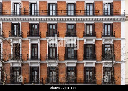 Vue en altitude sur l'ancien bâtiment résidentiel de luxe avec façade en briques et balcons. Quartier de Salamanque à Madrid. Marché immobilier, propriété et principal Banque D'Images