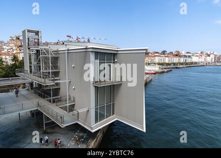 Santander, Espagne, le 14 août 2022, le Centro Botin est un centre artistique conçu par l'architecte Renzo Piano, lauréat du Prix Pritzker, en Europe Banque D'Images