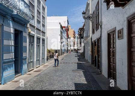 Santa Cruz de la Palma, Espagne, 13 août 2021 : rue commerçante avec magasins et restaurants dans la vieille ville, Europe Banque D'Images