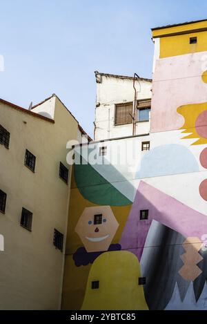 Madrid, Espagne, 17 octobre 2020 : façades peintes vibrantes dans une rue typique de Lavapies avec de vieux bâtiments résidentiels. C'est l'un des plus branchés Banque D'Images