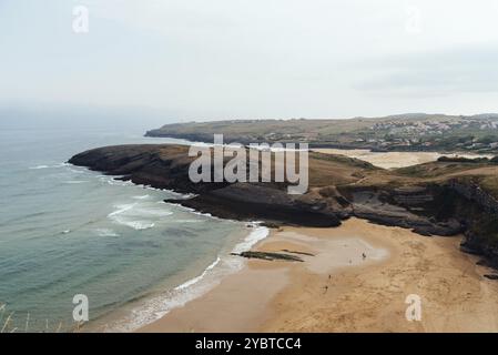 Plage d'Antuerta à Ajo, Trasmiera, Cantabrie, Espagne. C'est une plage entourée de falaises et très populaire pour les surfeurs Banque D'Images