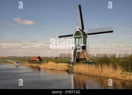 Moulin à vent les Achterlandse molen près du village néerlandais, Groot-Ammers dans la région Alblasserwaard Banque D'Images