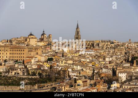 Vue panoramique sur la vieille ville de Tolède avec la cathédrale et l'église de San Ildefonso. Castilla la Mancha Banque D'Images